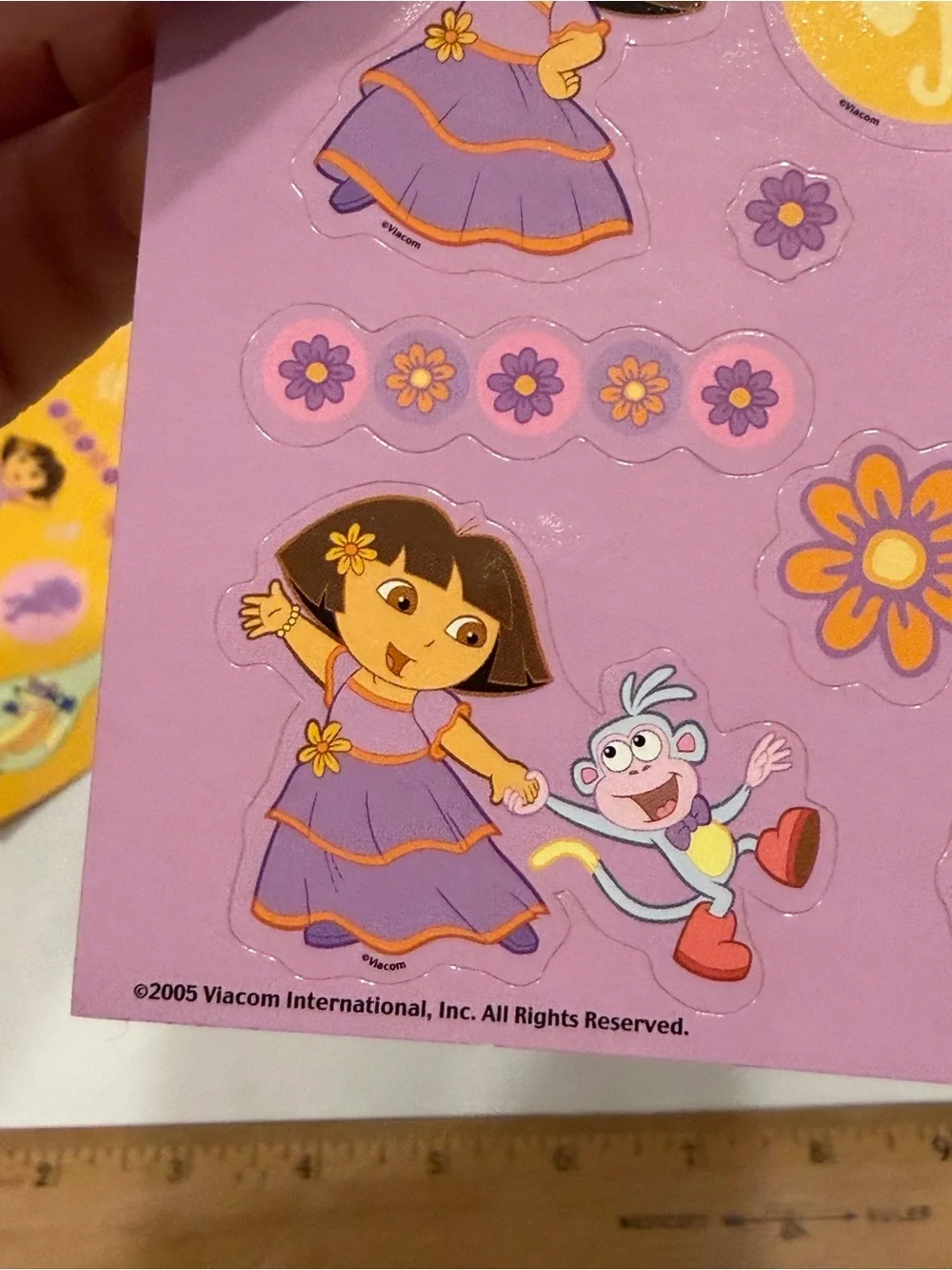 Dora the Explorer ¡BAILA! DANCE! Sticker book and crayola